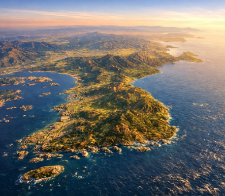 한반도 지리적 특징을 보여주는 산맥과 바다 지형 이미지