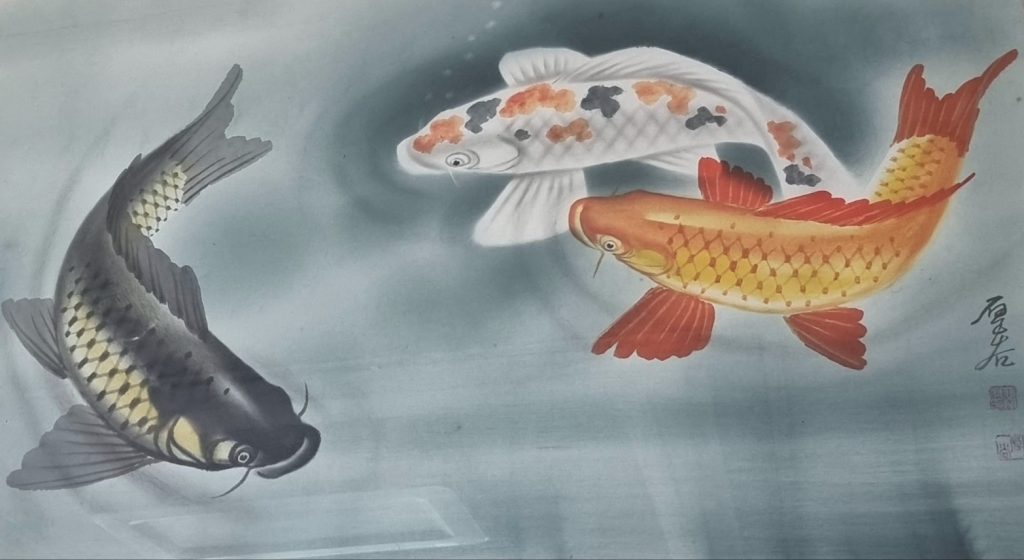 서로 다른 색의 잉어 세 마리가 물속에서 함께 어우러지는 그림, 나이가 들며 변화하는 인간관계와 조화로운 인연을 표현한 이미지