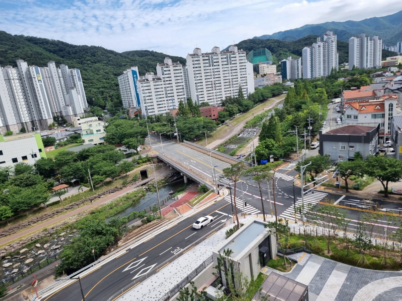 아파트 단지와 생활도로가 함께 보이는 주거 풍경 대표이미지